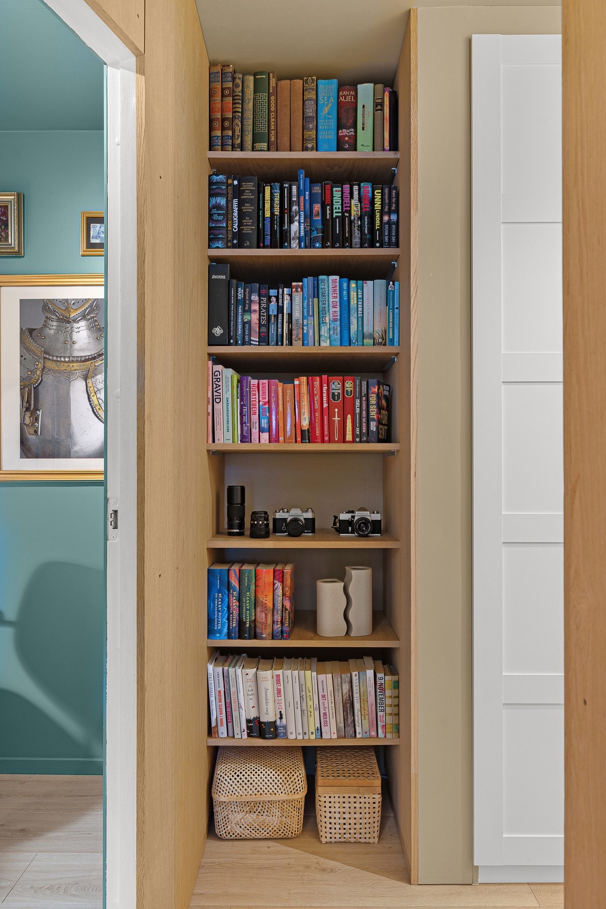 Gjennomgående er leiligheten smart utnyttet og har en gjennomtenkt løsning med et vakkert uttrykk. Avbildet er en hylle-løsning til venstre for det innebygde garderobeskapet. Galleribilde