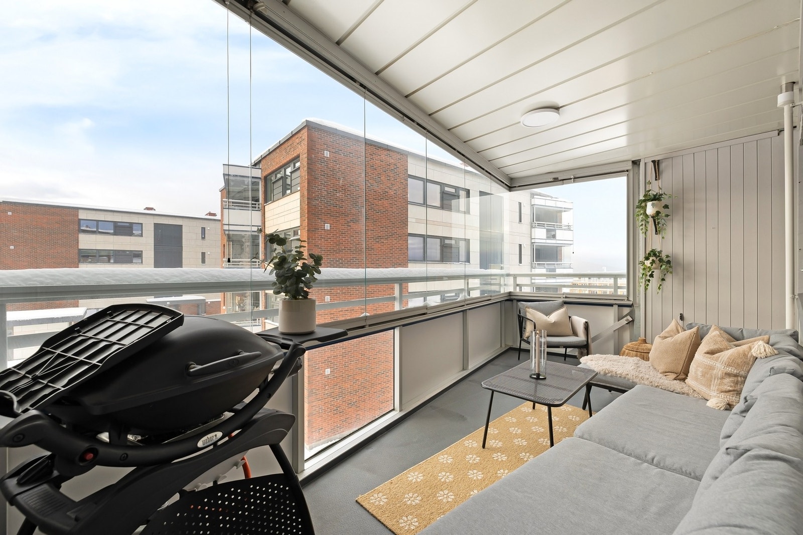 Her har du plass til å etablere både en sittegruppe og annet utendørsmøblement. Galleribilde