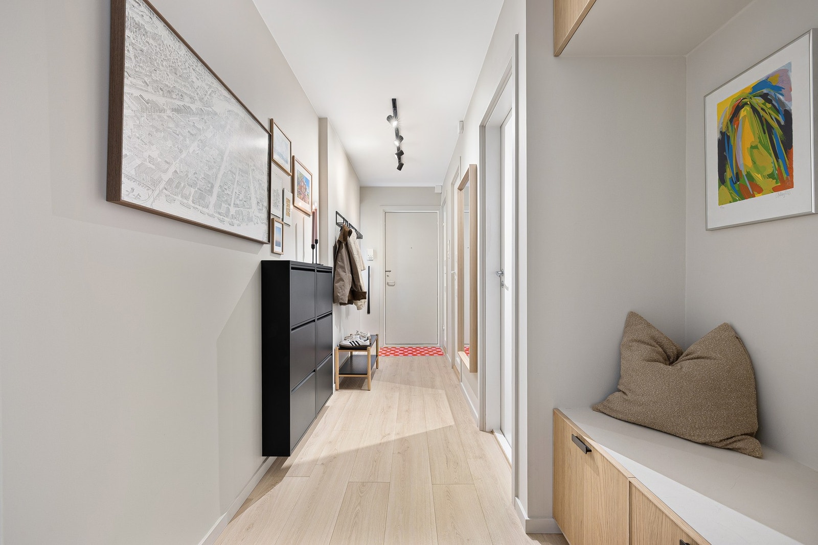 Praktiske løsninger for oppheng av yttertøy og oppbevaring av sko lar seg enkelt plassere i entréen. Galleribilde