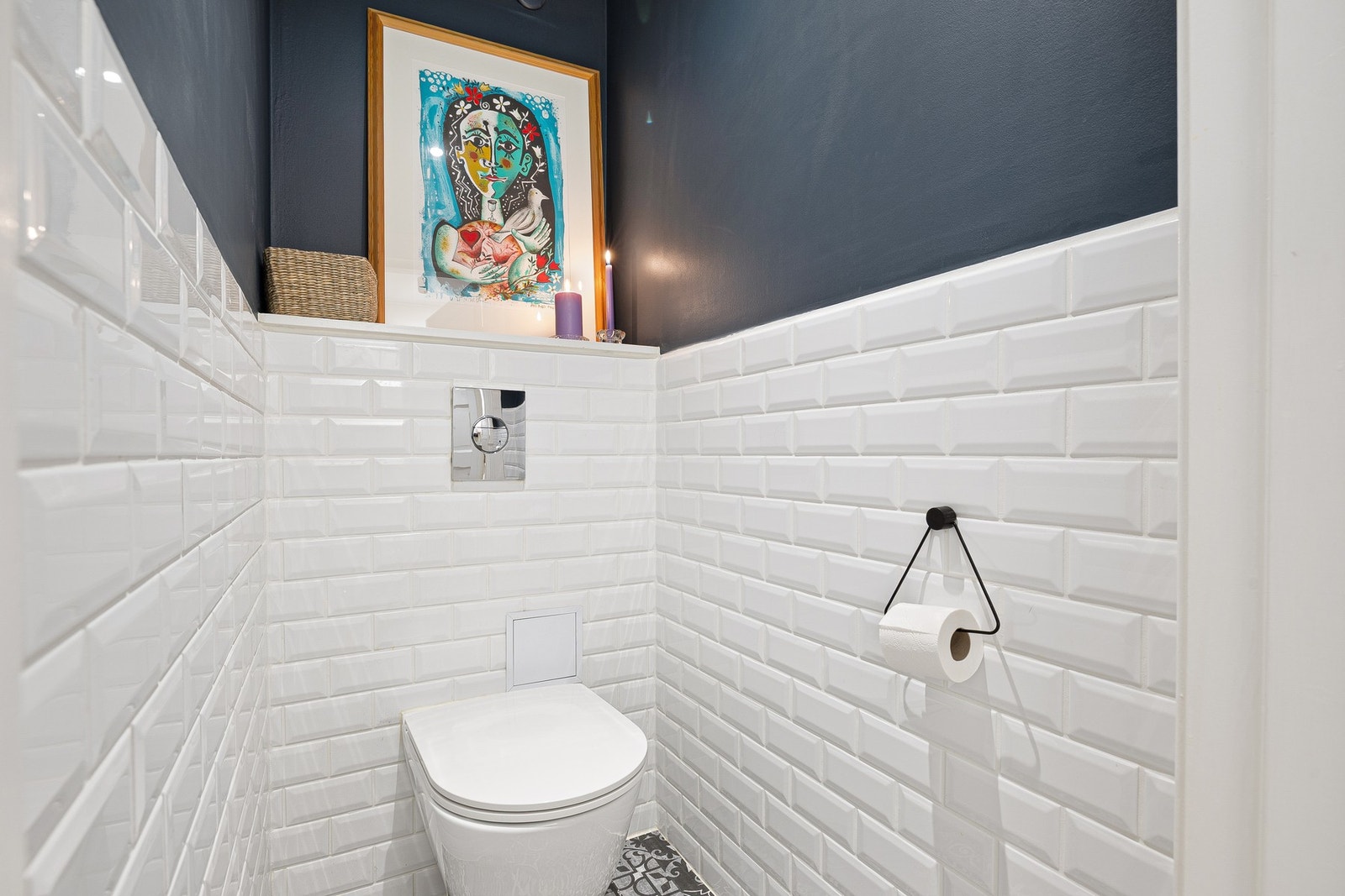 Separat toalettrom på 1,3 kvm. Her er det brukt samme flis på vegg som mellom over- og underskap på kjøkken. Galleribilde