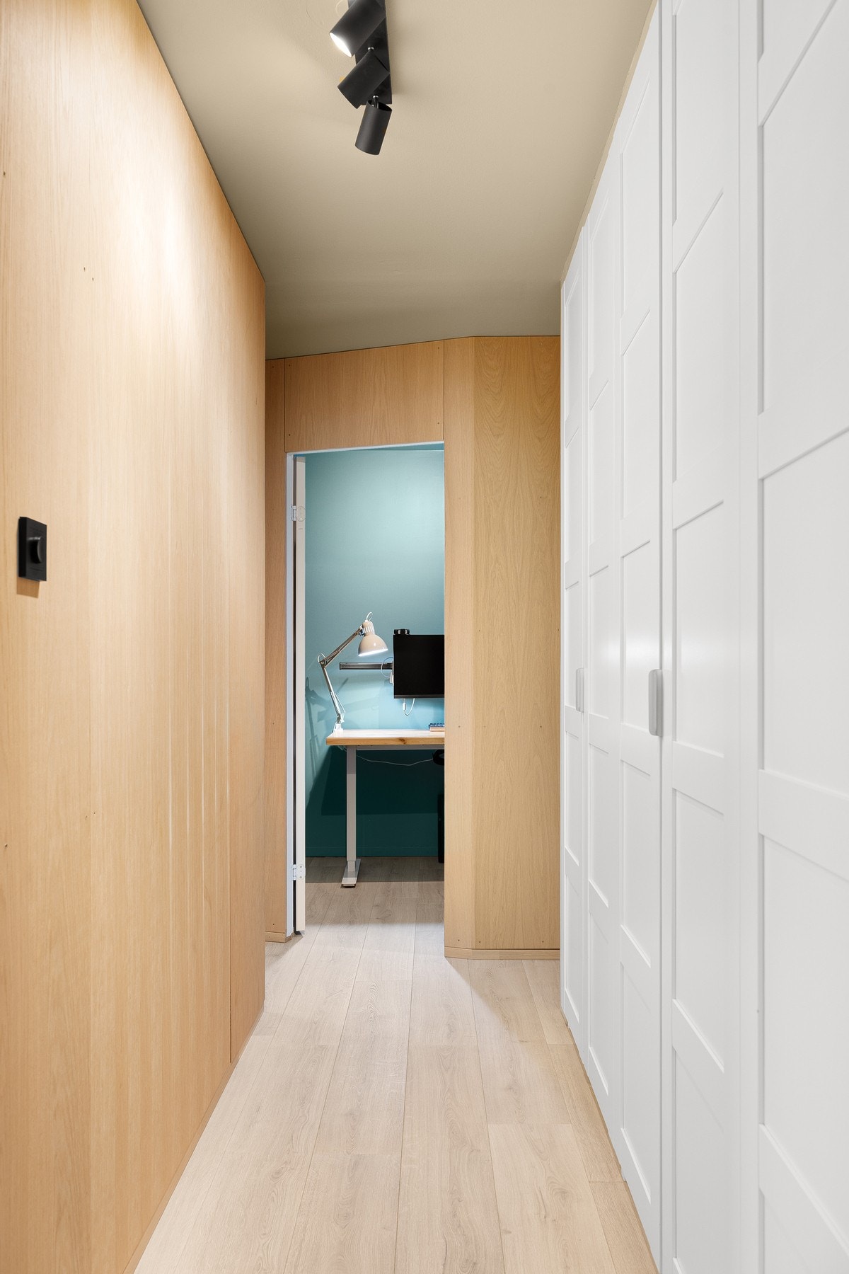 Også i gangen mot soverommene og kontoret er det sorte detaljer på lysbrytere og spotskinnen. Galleribilde