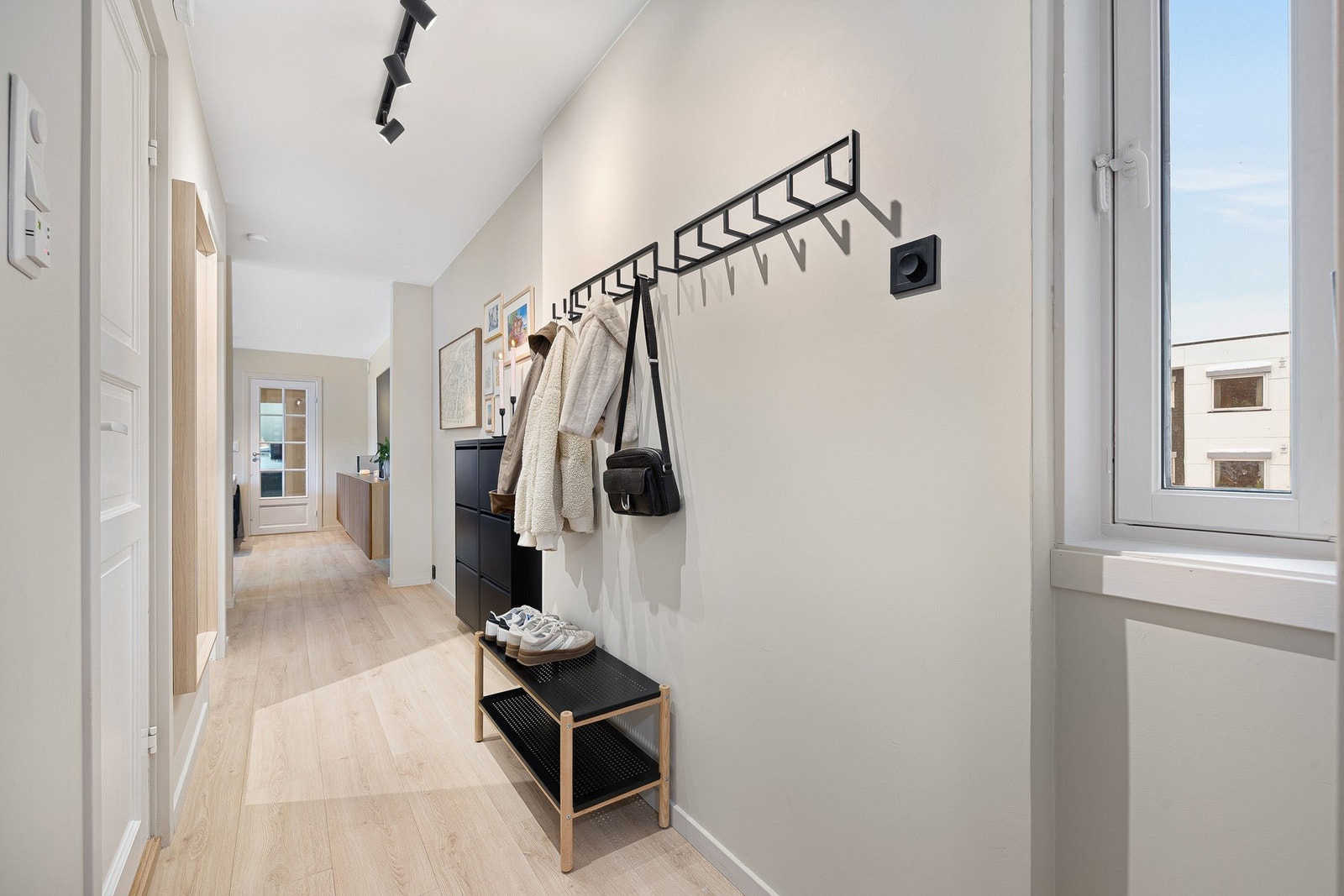 Velkommen inn! Fra entréen har du adkomst til bad, toalettrom og vaskerom på venstre side og videre inn til stuen rett frem. Galleribilde