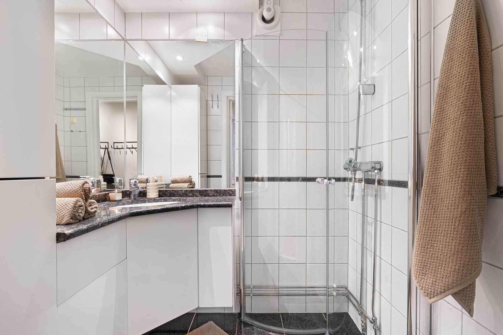 Badet på 2,4 kvm er flislagt med enkel og funksjonell innredning. Galleribilde