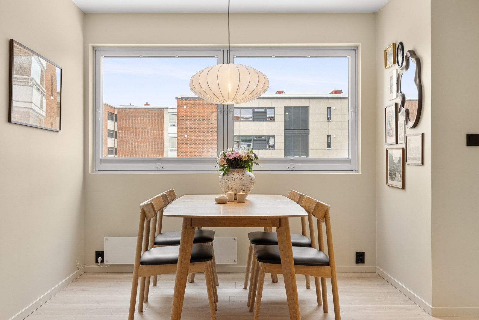 Store vindusposter bidrar til rikelig med lysinnslipp noe som gir en lys og hyggelig atmosfære i leiligheten. Galleribilde