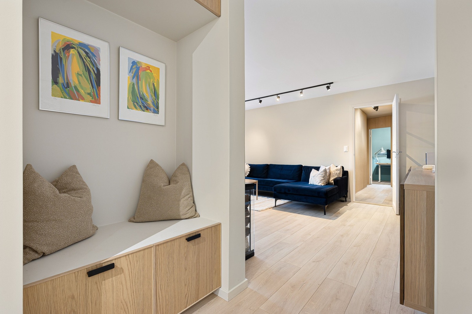 Leiligheten har flere smarte oppbevarings løsninger. I gangen har du for eksempel en sitte benk med oppbevaringsplass både under og over. Galleribilde