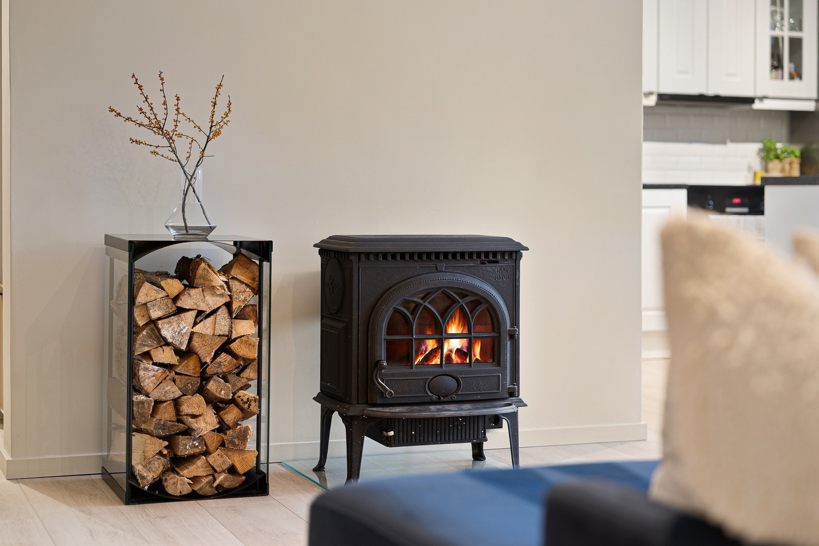 Leiligheten er utstyr med vedovn som skaper en trivelig atmosfære i leiligheten. Byggesakskyndig har vurdert pipe og ildsted til TG1 i tilstandsrapporten. Pipeløpet ble rehabilitert ca. i 2006 i regi av borettslaget. Galleribilde