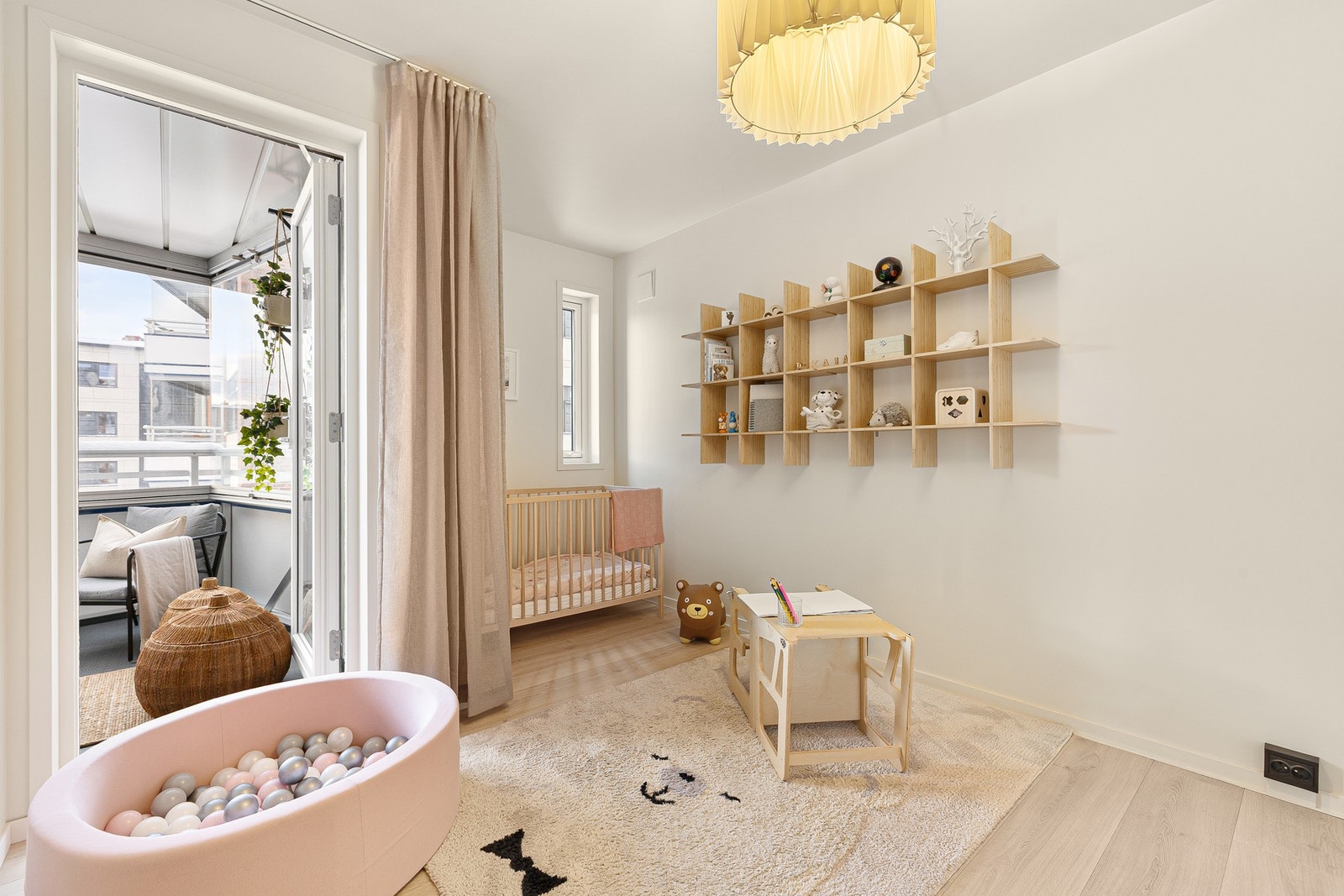 Soverom 1 måler 10,8 kvm og benyttes i dag som barnerom. Galleribilde