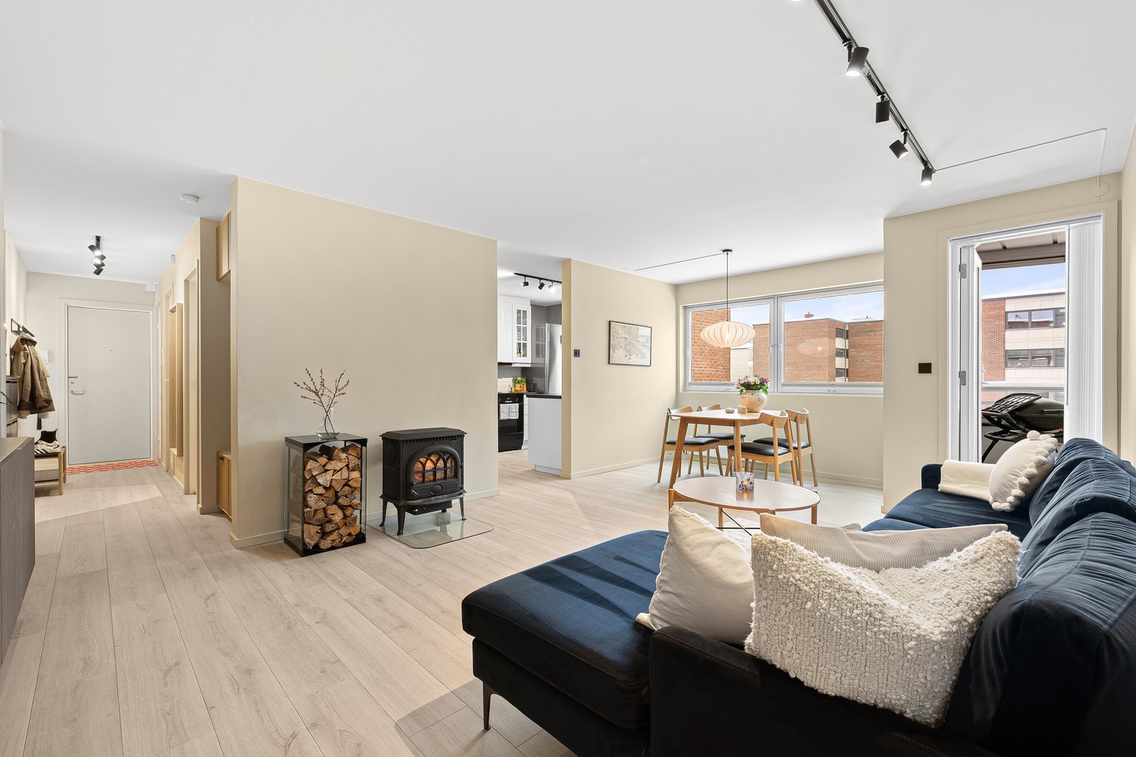 Leiligheten måler 84 kvm (BRA-i) og består av entré/gang, bad, kjøkken, vaskerom, toalettrom, stue, 2 stk. soverom, gang og kontor. Utover dette har du også to eksterne boder i byggets kjeller. Galleribilde