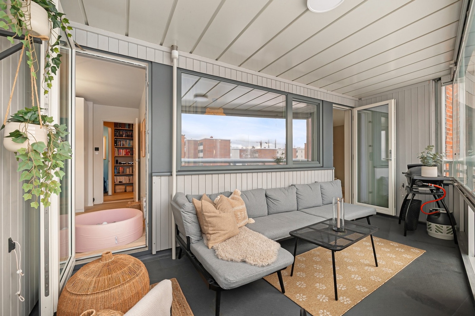 Balkongen oppleves som en forlengelse av leiligheten med utgang både fra stuen og et av soverommene. Galleribilde