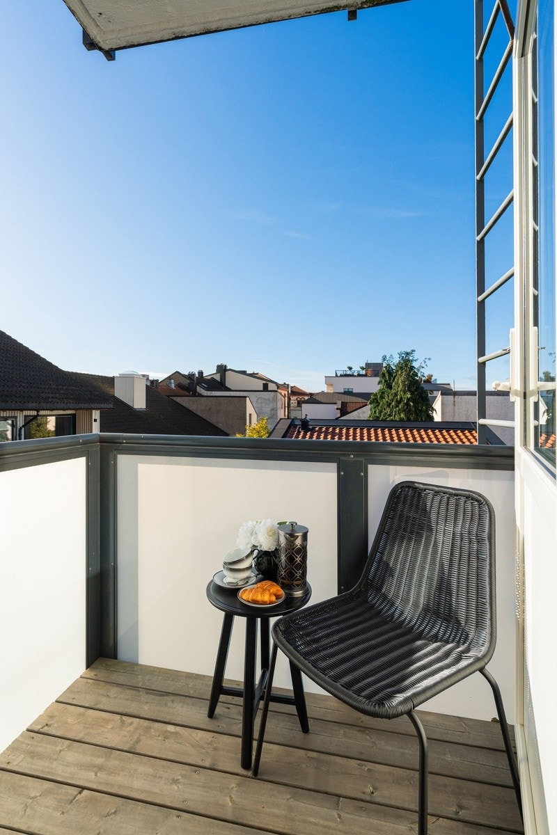 Deilig med egen balkong mot bakgård Galleribilde