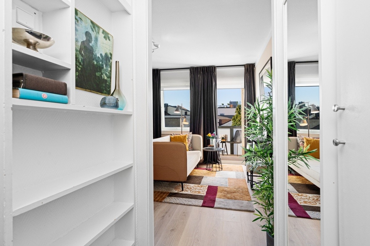 Gang med romslig klesskap Galleribilde