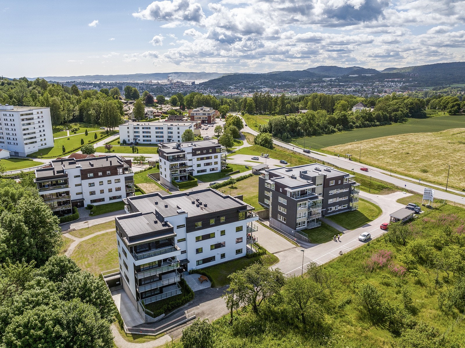 Dette borettslaget ligger med kort gåavstand til skoler, barnehager og Borgeåsen senteret med bla matbutikk og apotek Galleribilde