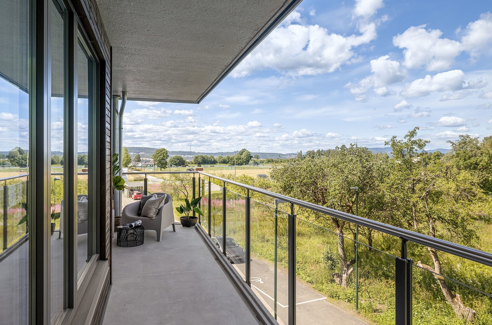 Stor veranda som strekker seg rundt stuen med flotte sol- og utsiktsforhold Galleribilde