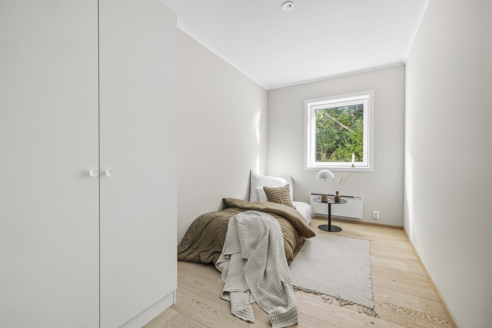 Soverom II har plass til seng og skrivebord, og er innredet med garderobeskap Galleribilde