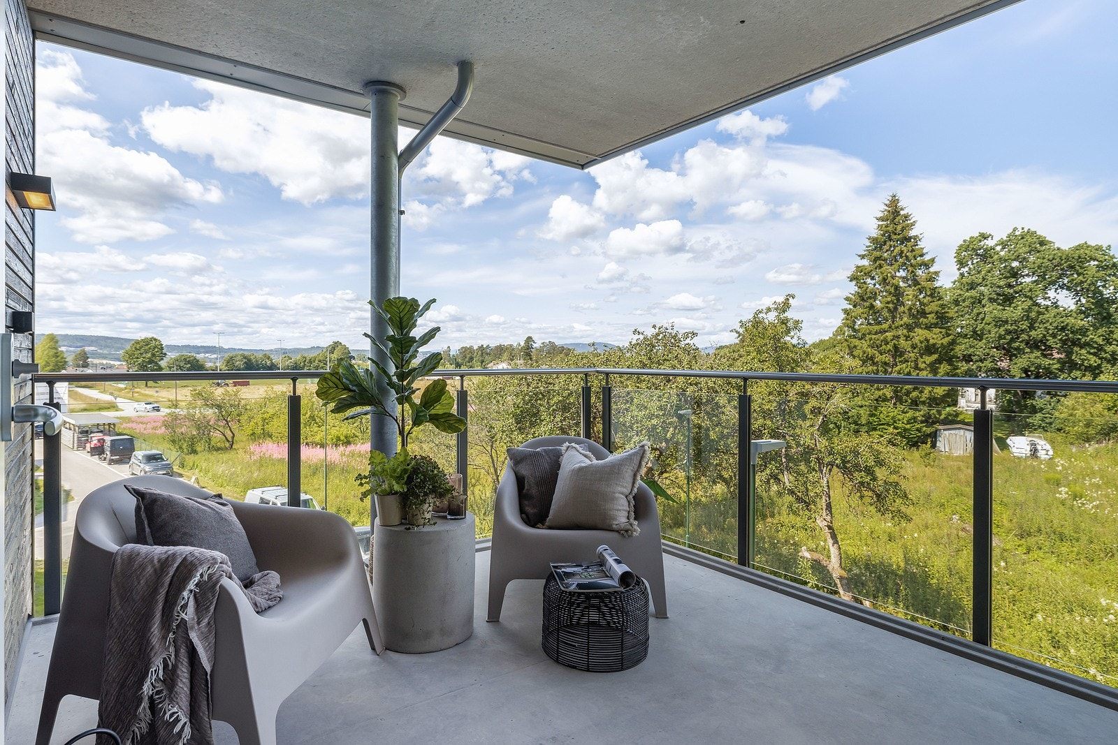 På verandaen kan man sitte i avslappende omgivelser og nyte utsikten mot et vakkert og frodig landskap Galleribilde