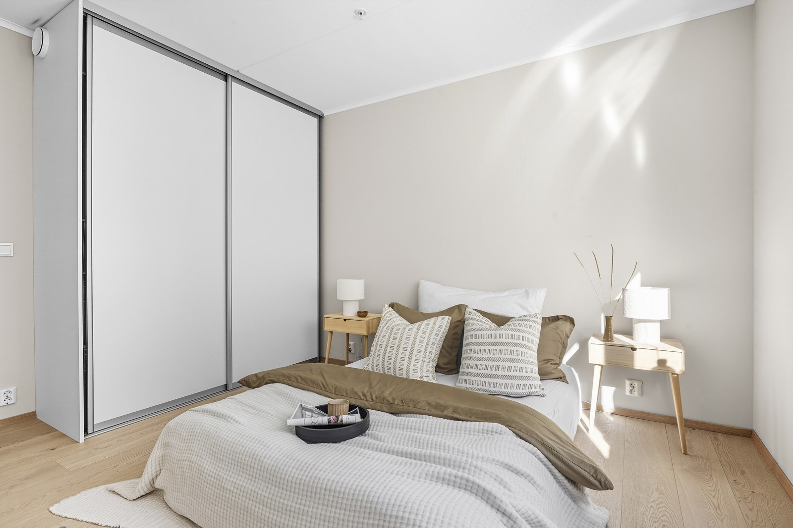 Hovedsoverommet har god plass til dobbeltseng og er innredet med skyvedørsgarderobe Galleribilde