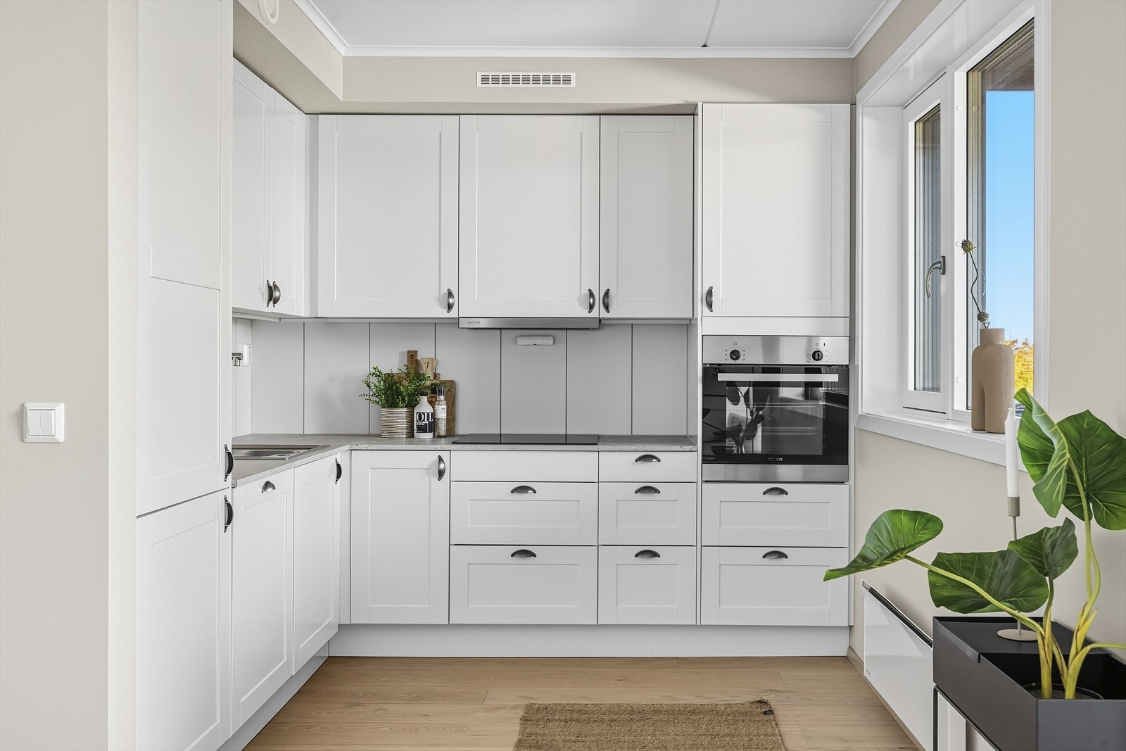 Innredningen har god oppbevaringsplass og rikelig med arbeidsplass på benkeplater Galleribilde