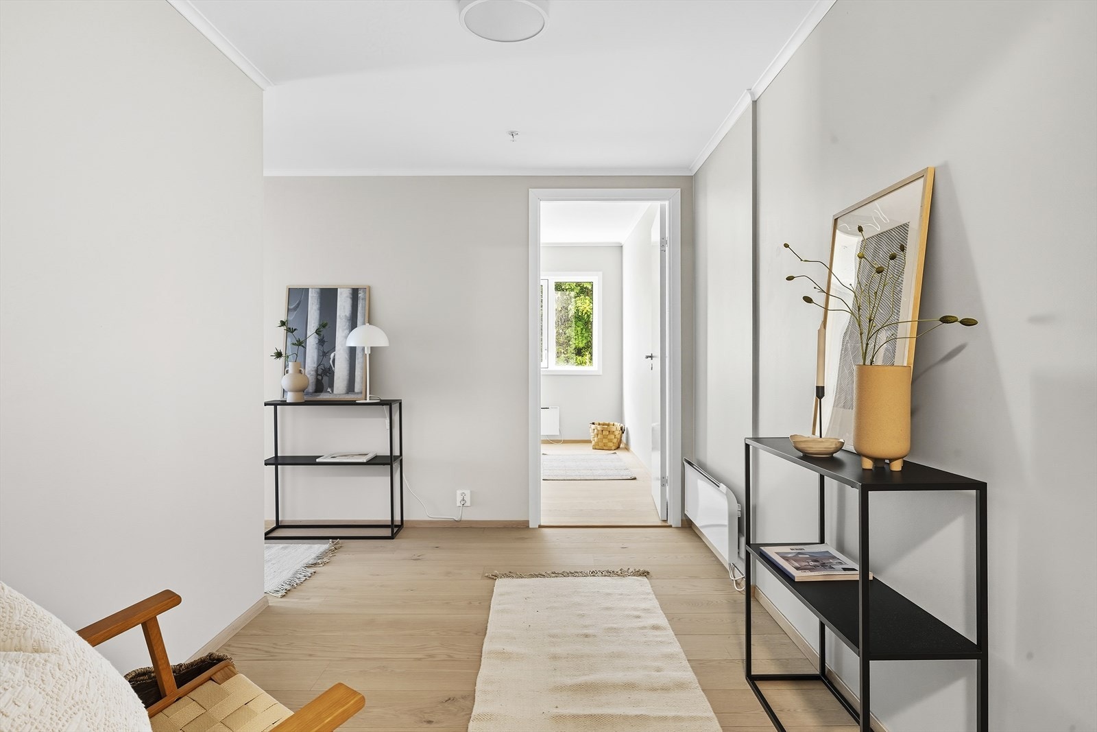 Innbydende entrè med plass til garderobeskap Galleribilde