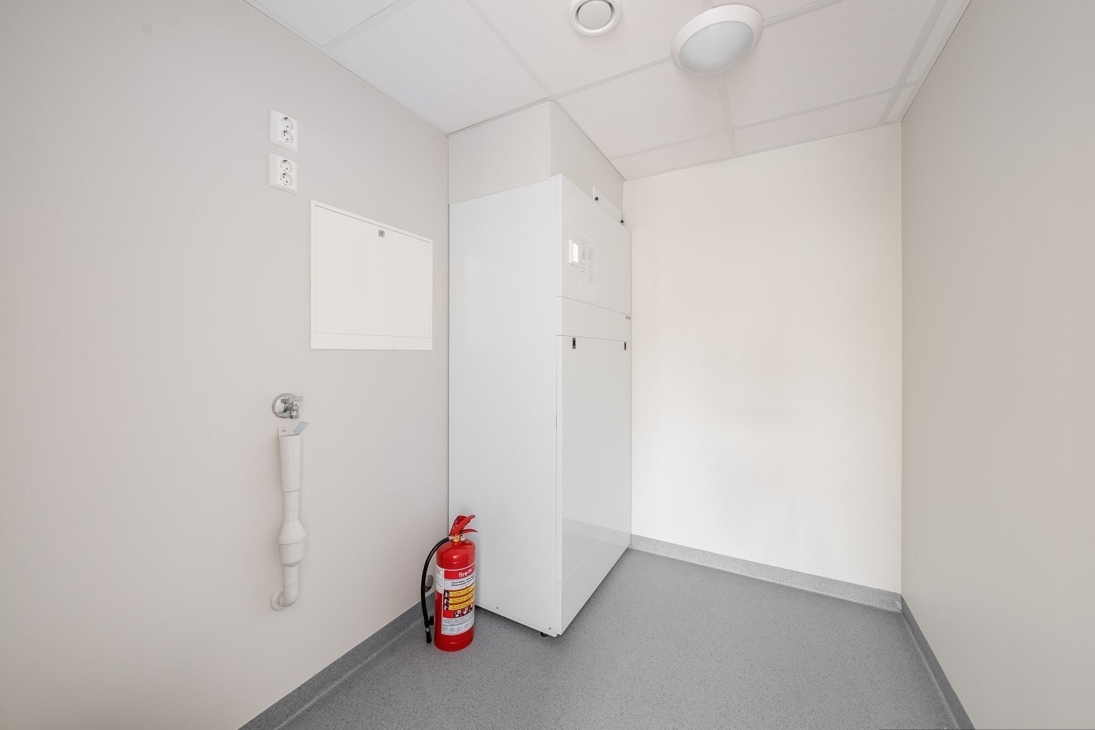 Romslig teknisk rom/bod/vaskerom med opplegg for vaskemaskin/tørketrommel Galleribilde