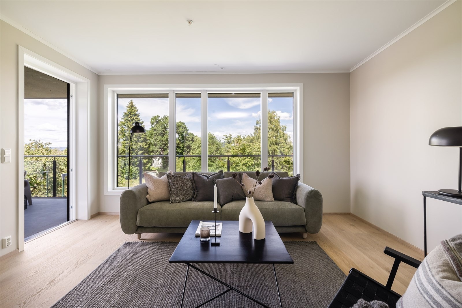 Denne lekre leiligheten er nyoppført i 2022 og fremstår som særdeles innbydende og delikat med tidsriktige, stilfulle materialvalg og innredninger Galleribilde