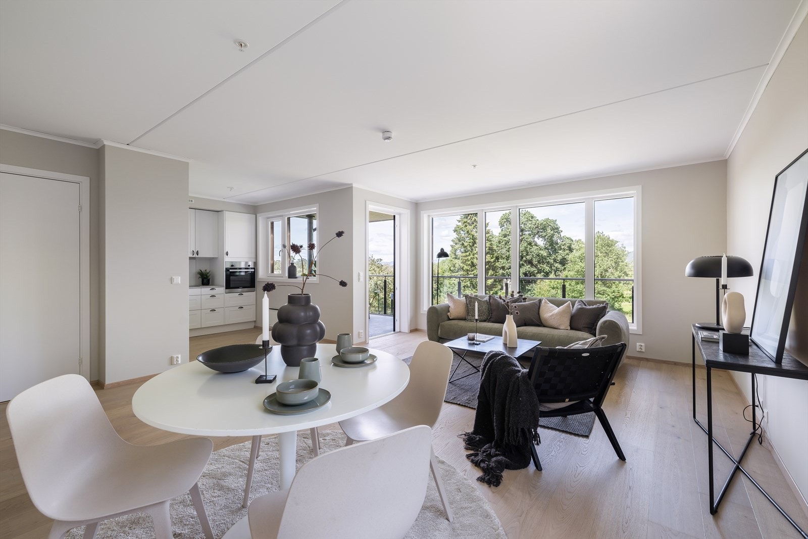 Stuen har flott og romslig planløsning med god plass til flere sittegrupper. Spisestuen ligger i tilknytning til kjøkken og det er plass til langbord Galleribilde