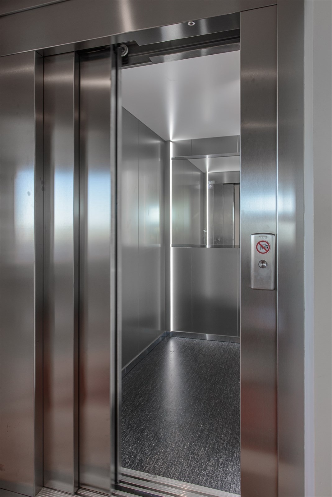 Heis fra garasjeplan opp og inn i leiligheten. Galleribilde