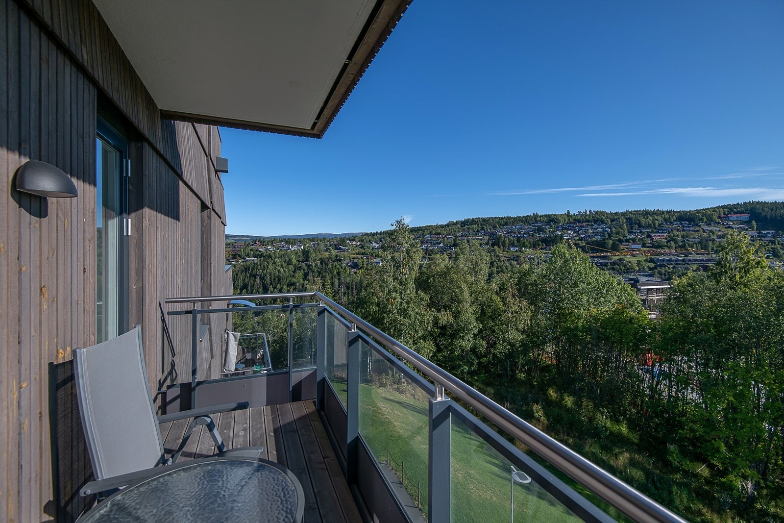 Fra det ene soverommet er det utgang til en østvendt balkong! Galleribilde