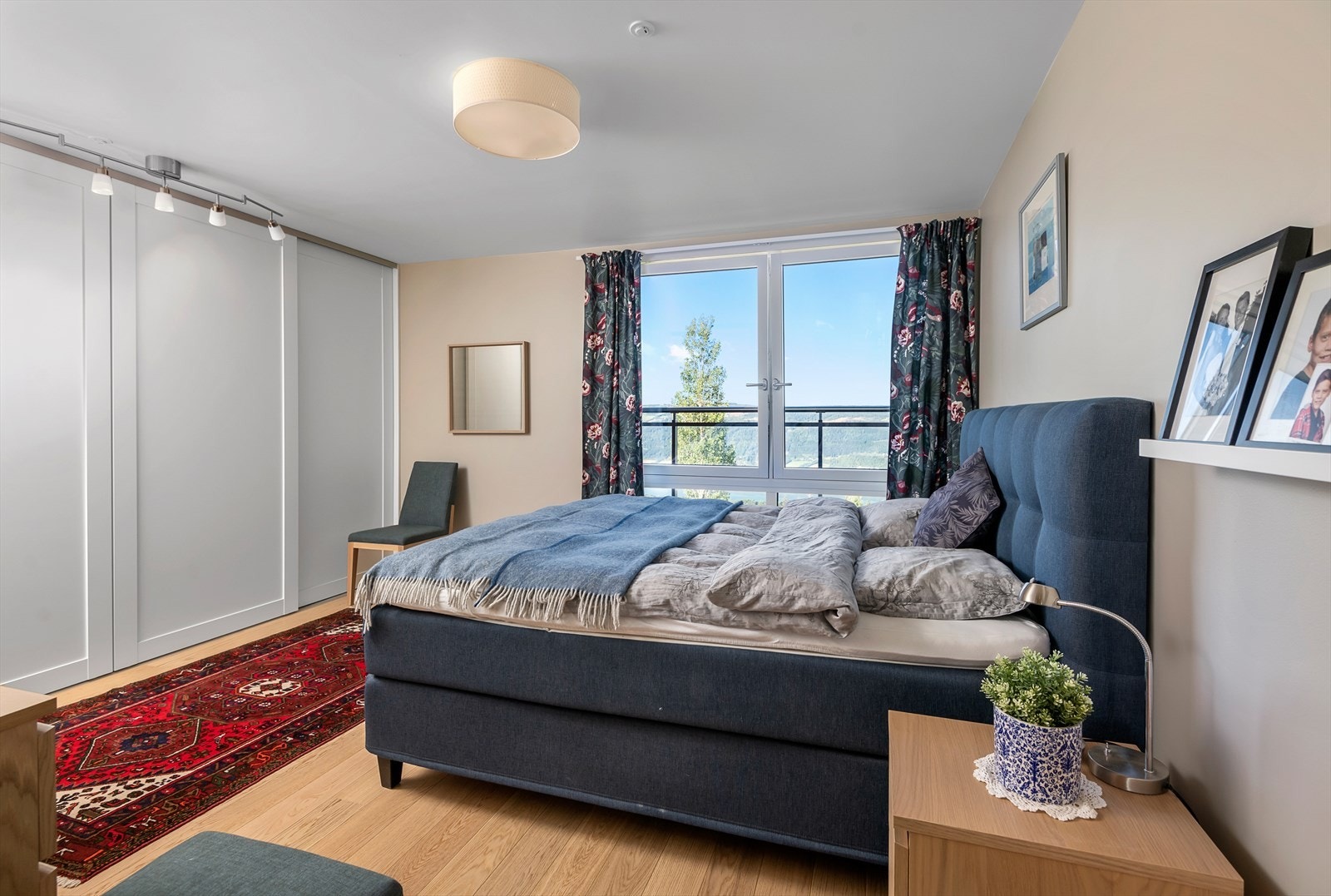 Hovedsoverommet har en stor skyvedørsgarderobe. Galleribilde