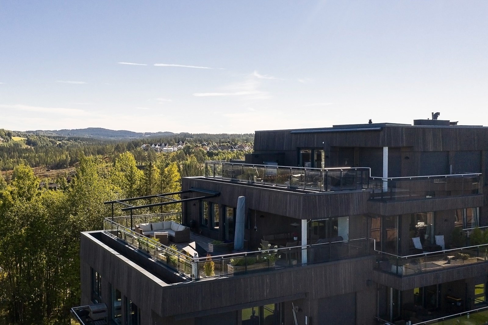 Leiligheten har en fantastisk beliggenhet på enden av bygget i nest øverste etasje! Galleribilde