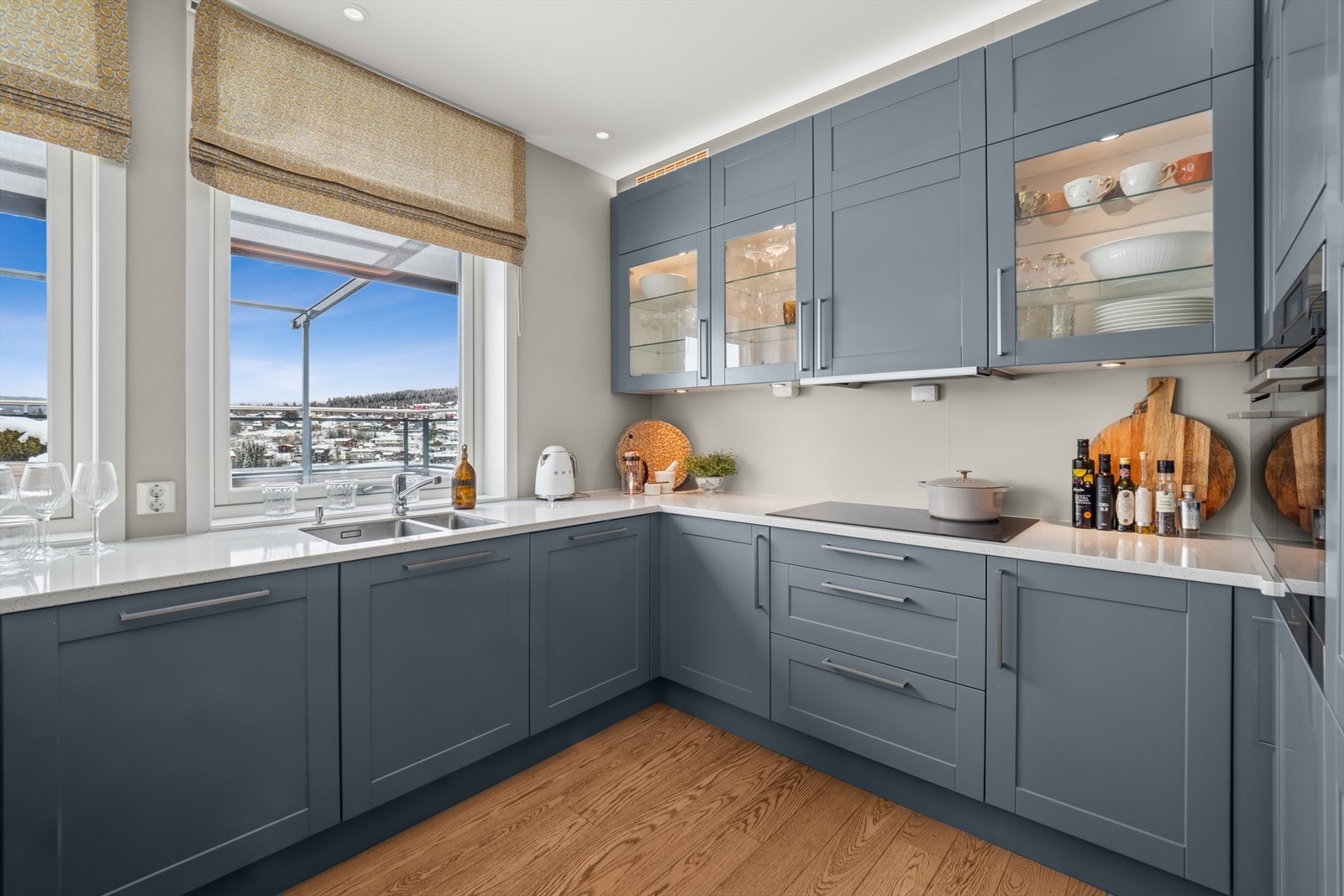 Kjøkkenet fra HTH er oppgradert med bl.a. kompositt benkeplate, vitrineskap, integrerte hvitevarer m.m. Galleribilde