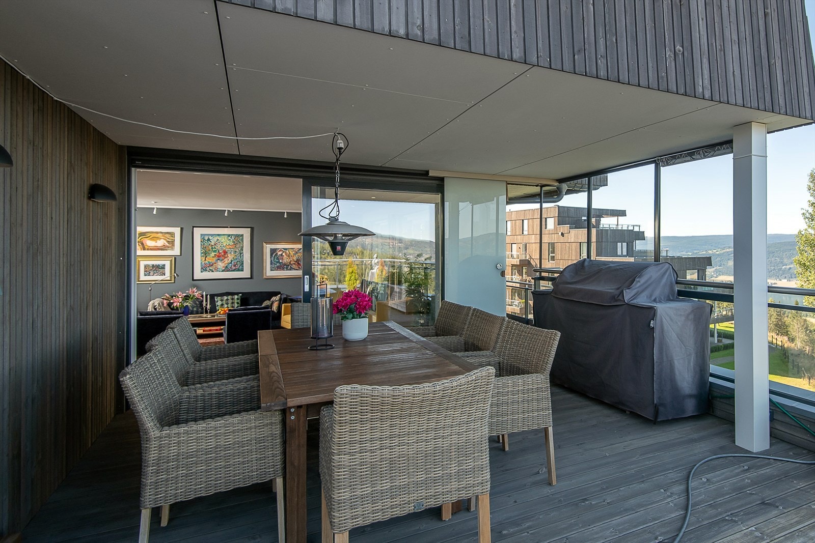 Leiligheten har en romslig terrasse med utgang fra stue og kjøkken. Galleribilde