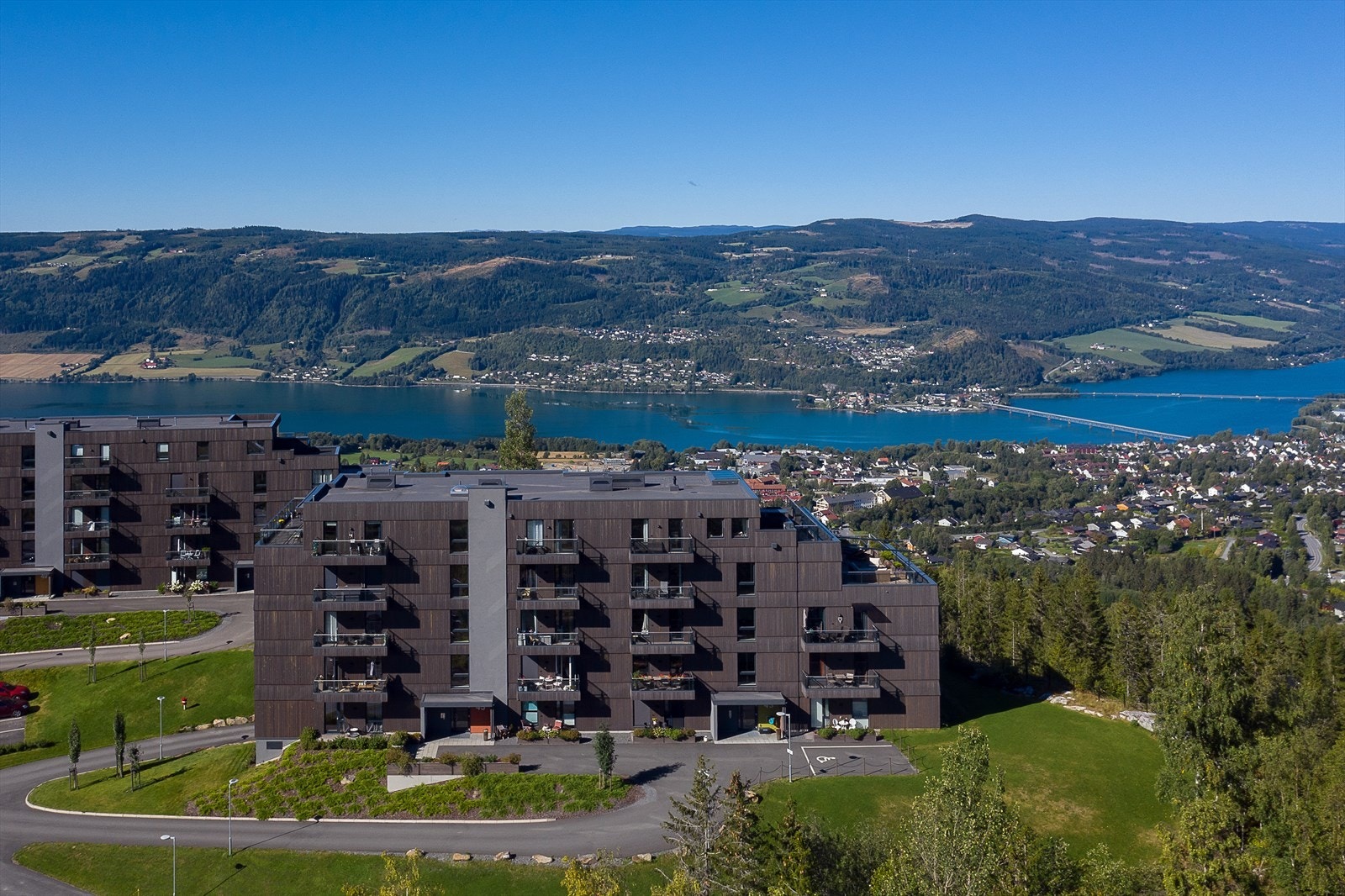 Leiligheten ligger på Solhøgda ved Røyslimoen med kort avstand til butikker, busstransport og svært gode rekreasjonsmuligheter i umiddelbar nærhet. Galleribilde