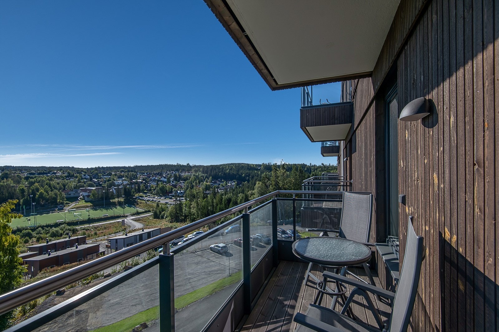Med uteområder både mot nord, øst og vest er man sikret at solen kan nytes store deler av døgnet. Galleribilde