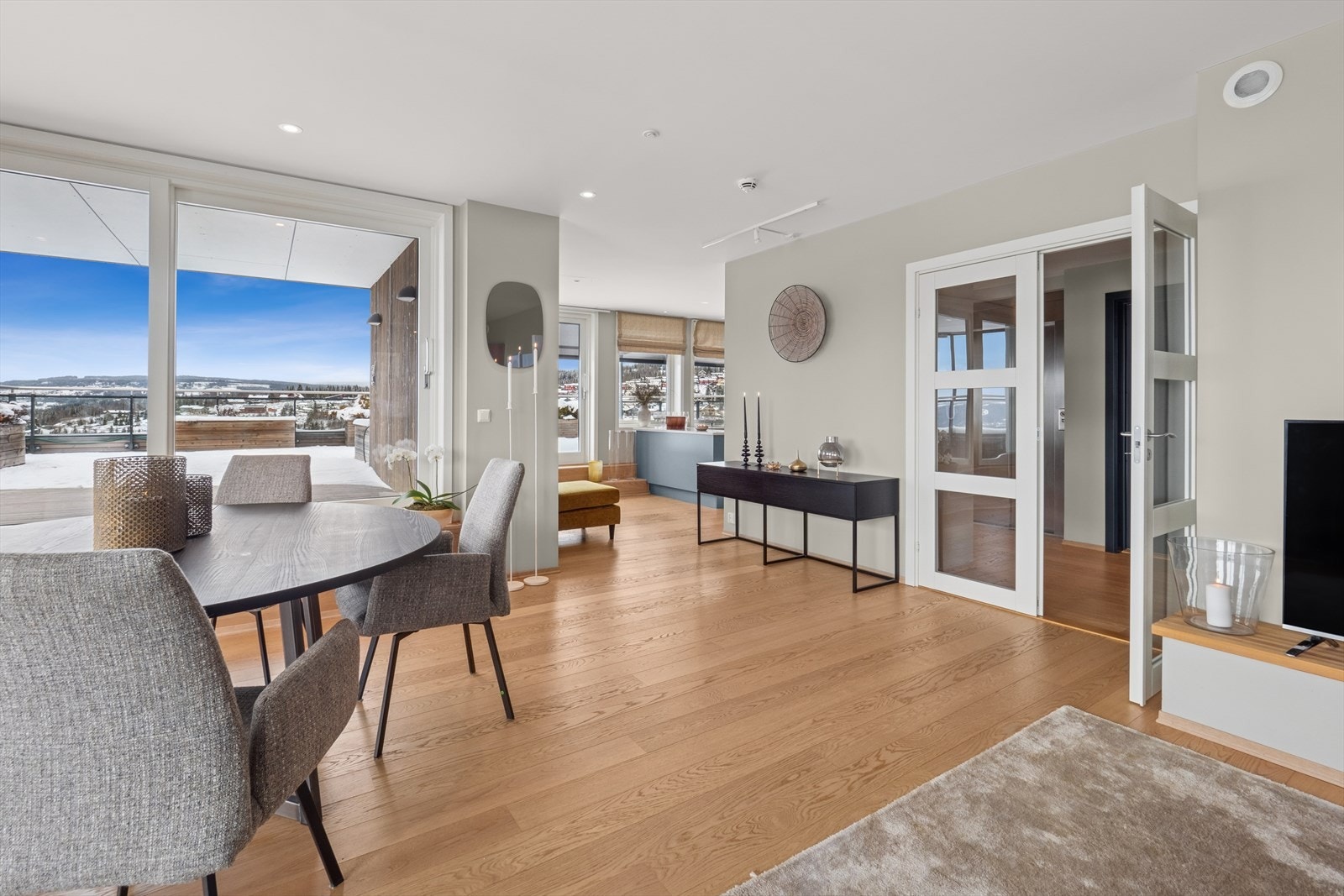 2 fløyet glassdør fra hallen fører deg inn i stuen. Galleribilde