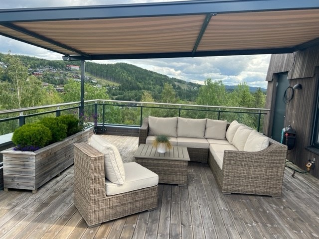 Praktisk med utegruppe under pergola Galleribilde