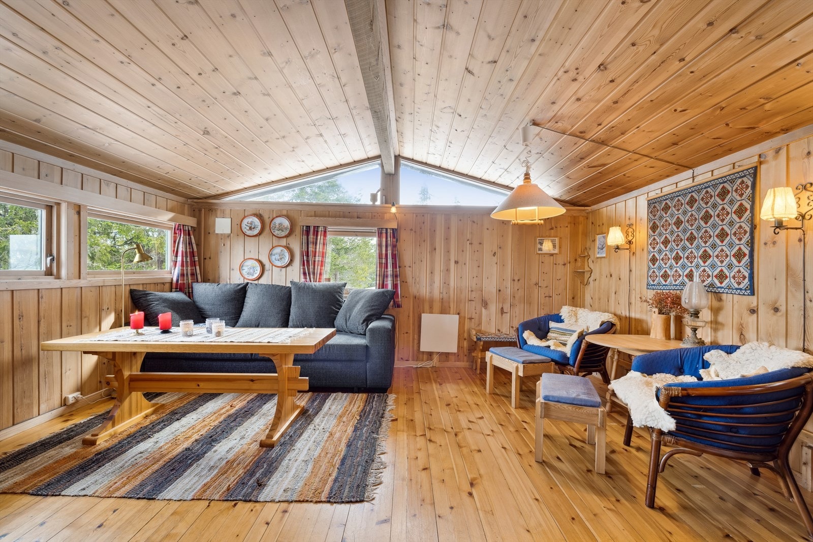 Stuen er gjennomført med lyse gulv og pen panel på vegger og tak. Galleribilde