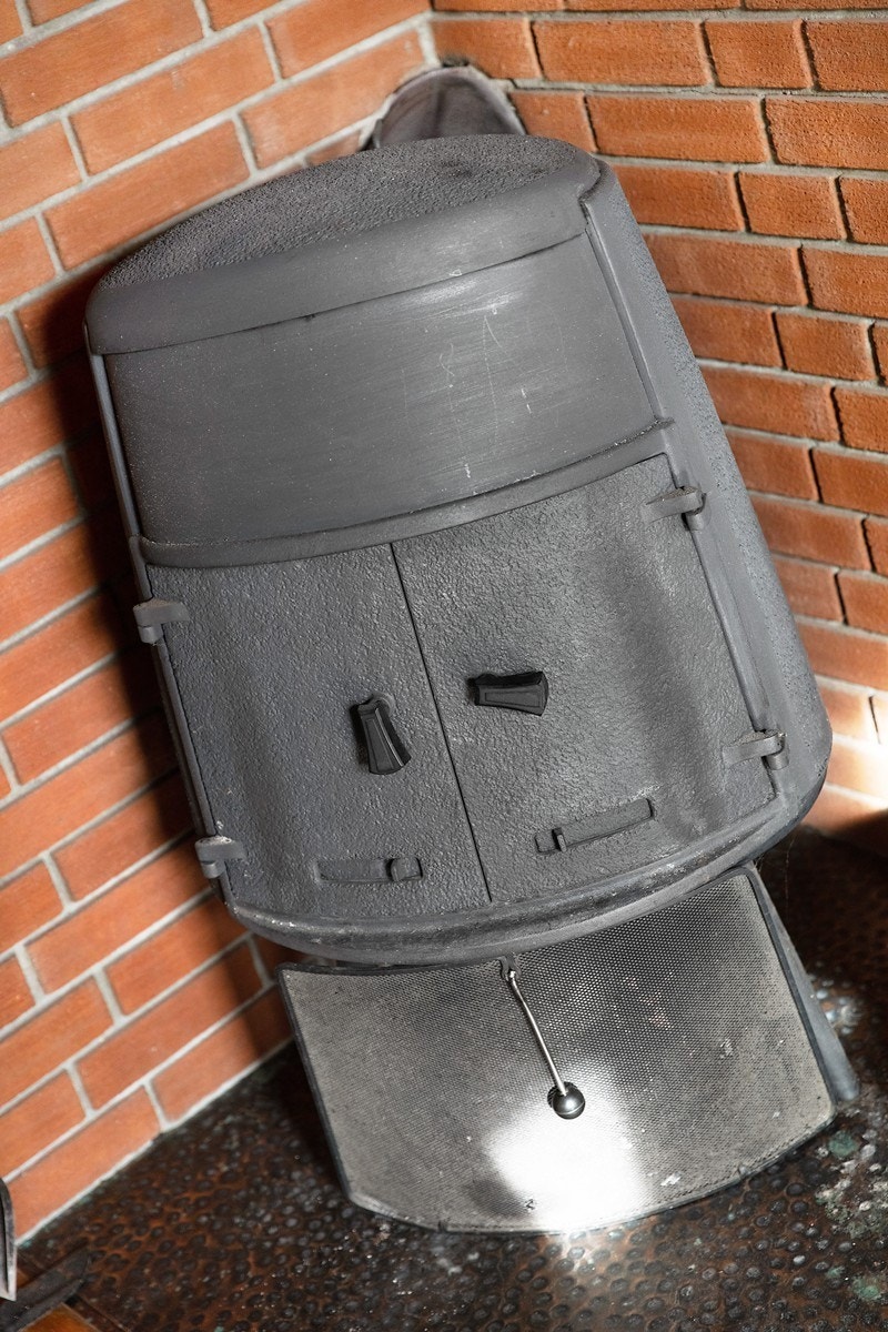 Det er montert en fin peis i rommet som gir en hyggelig atmosfære mens man tar et slag kort eller brettspill på sene sommerkvelder. Galleribilde