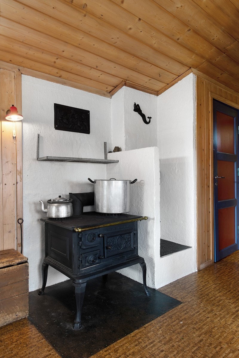 Koselig vedovn som er lokalisert på kjøkkenet. Galleribilde