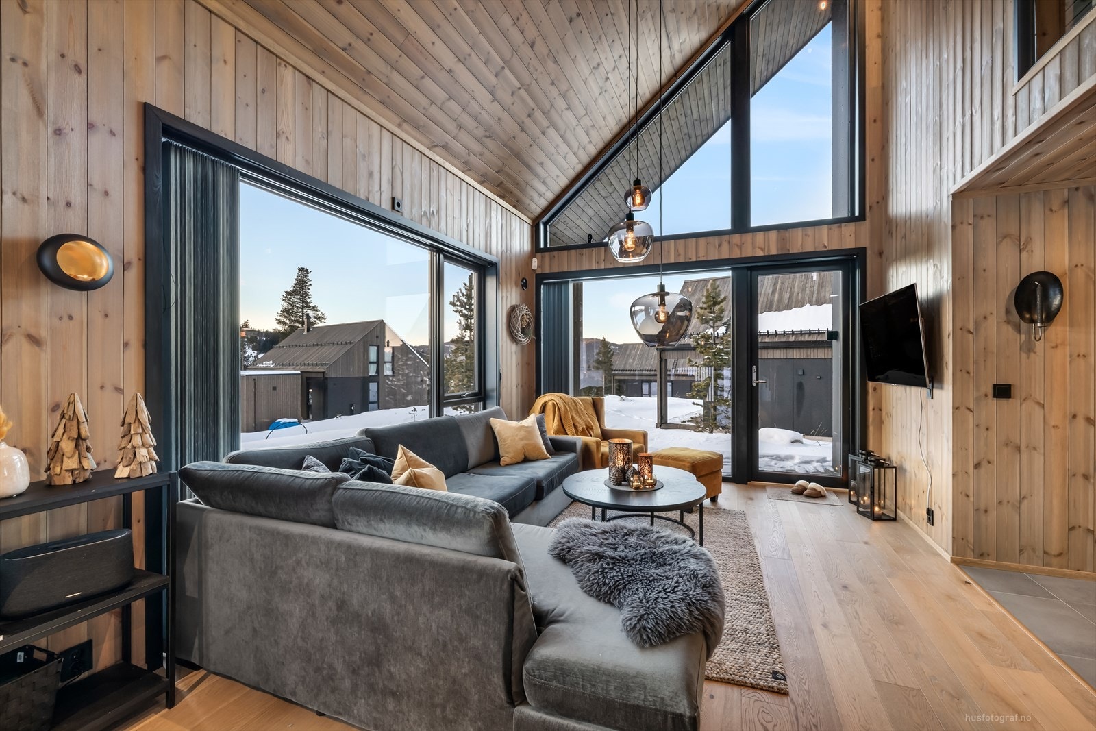 Stuen har store arkitektoniske vindusflater, som gir et moderne og stilig preg. Galleribilde