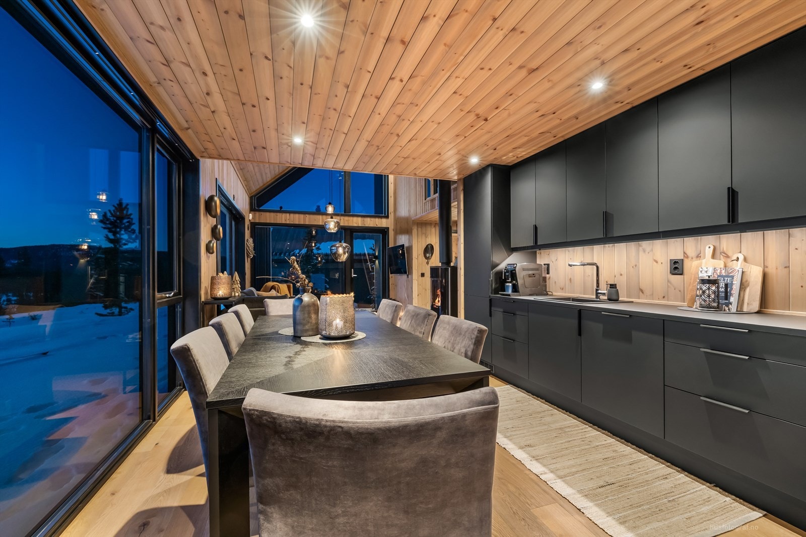 Innredningen er fra merke Aubo og har slette fronter i dempet sort, foliert benkeplate og nedsenket oppvaskkum i kompositt. Galleribilde