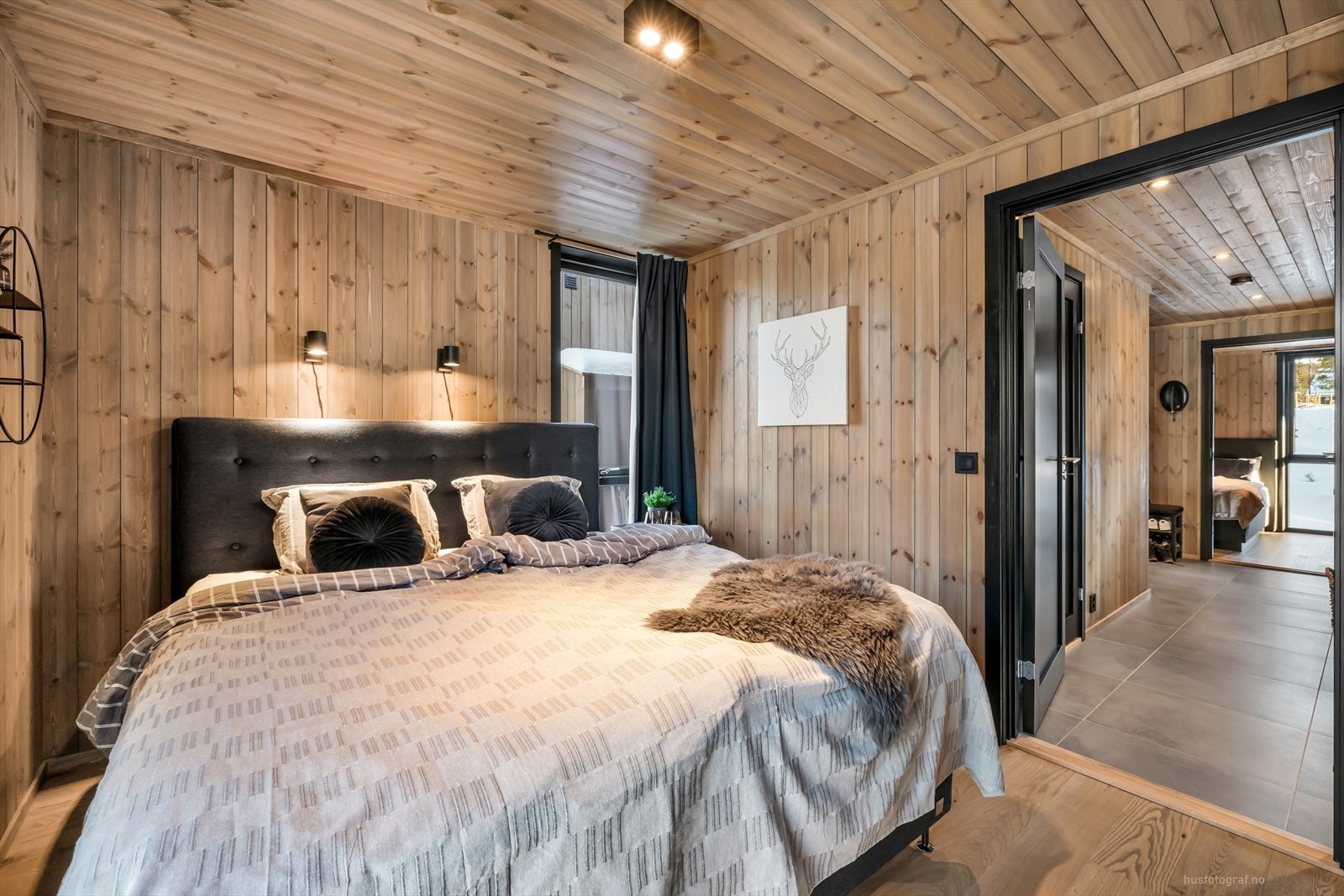 Hytta har en familieorientert planløsning med hele 4 soverom, med 2 soverom i hver etasje. Galleribilde