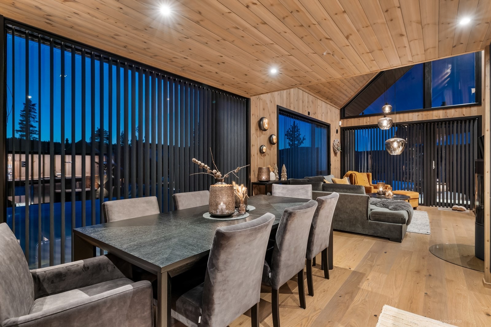 I spisestuen er det rom for et stort spisebord slik at du kan invitere alle dine gjester på hytta. Galleribilde