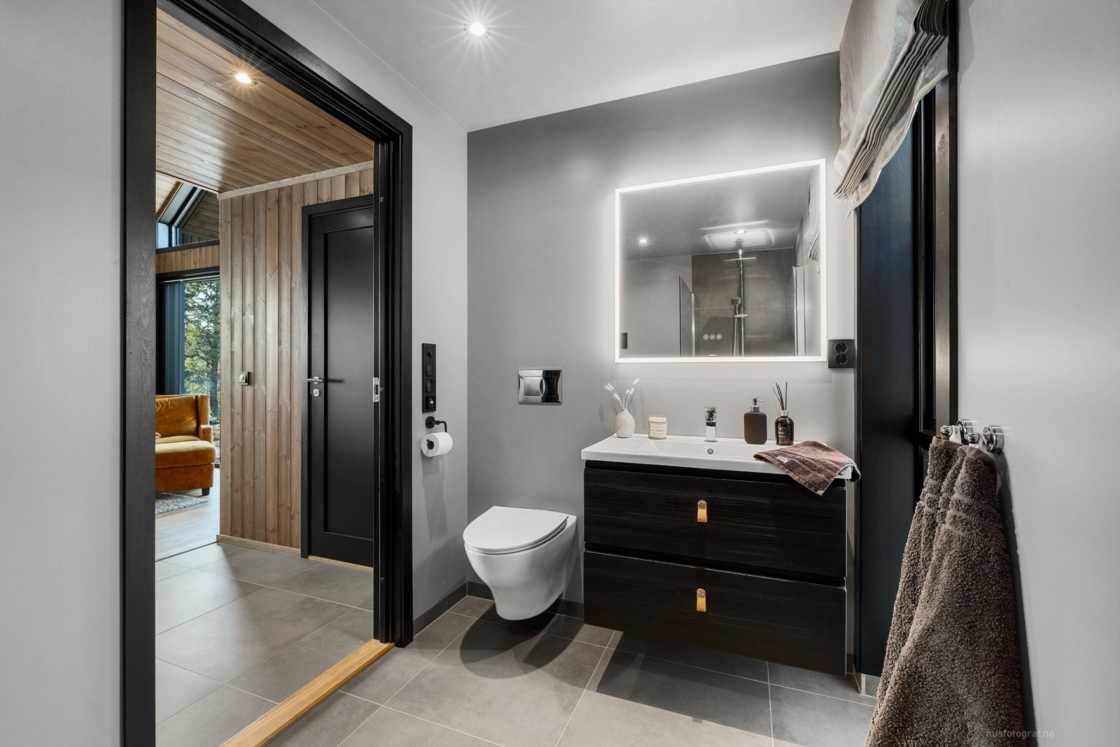 Badet er pent flislagt med varmekabler i gulv og downlights i tak. Galleribilde