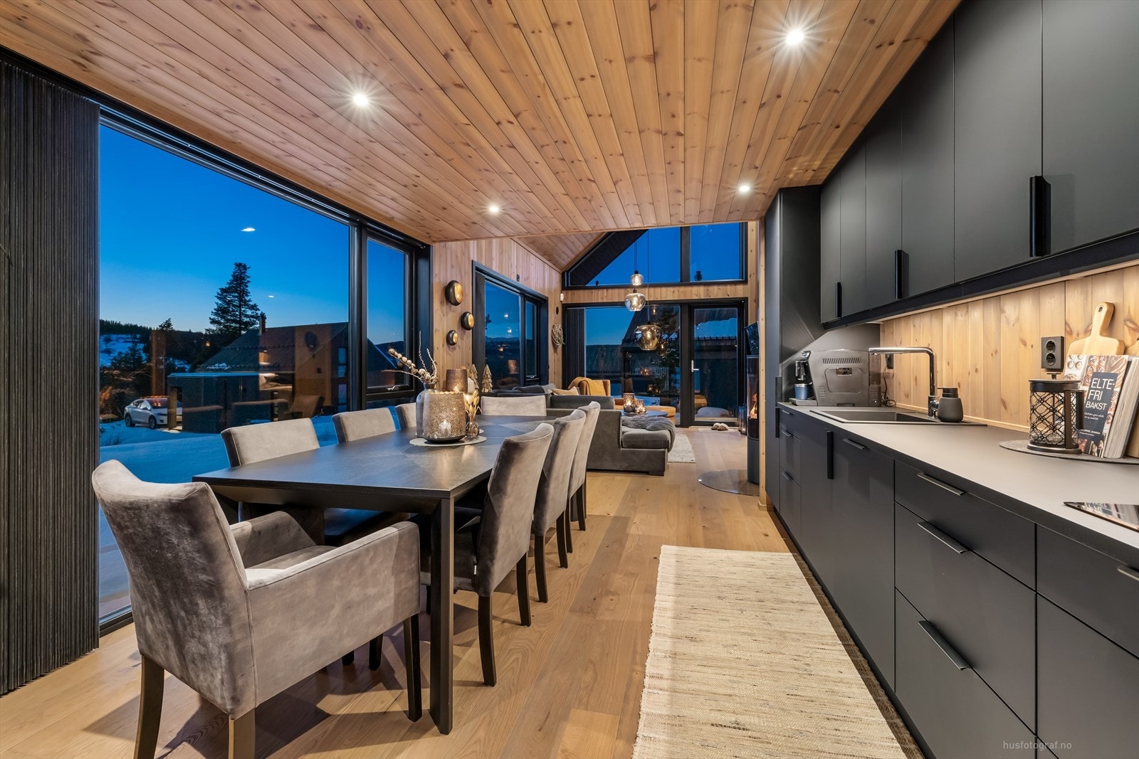 Kjøkkenet byr på en praktisk utforming og strekker seg fra vegg til vegg, noe som bidrar til mye benkeplass. Galleribilde