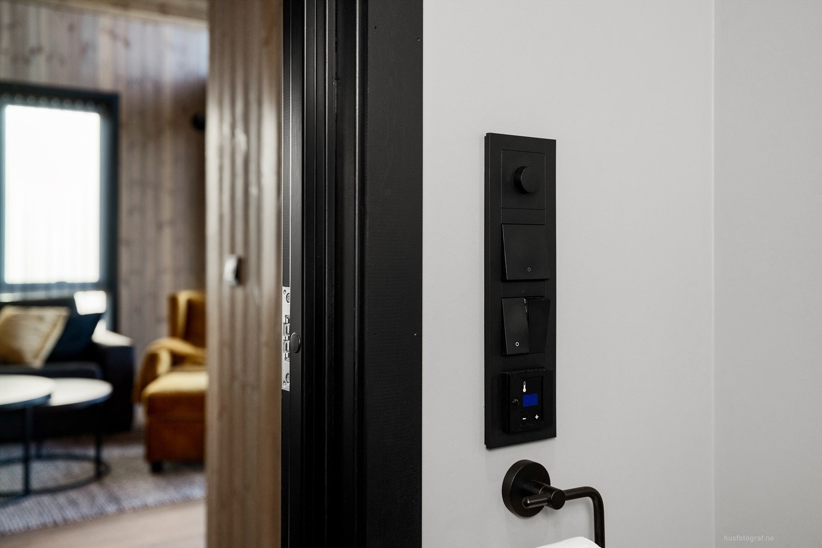 Gjennomførte sorte detaljer skaper en moderne og fin kontrast. Galleribilde