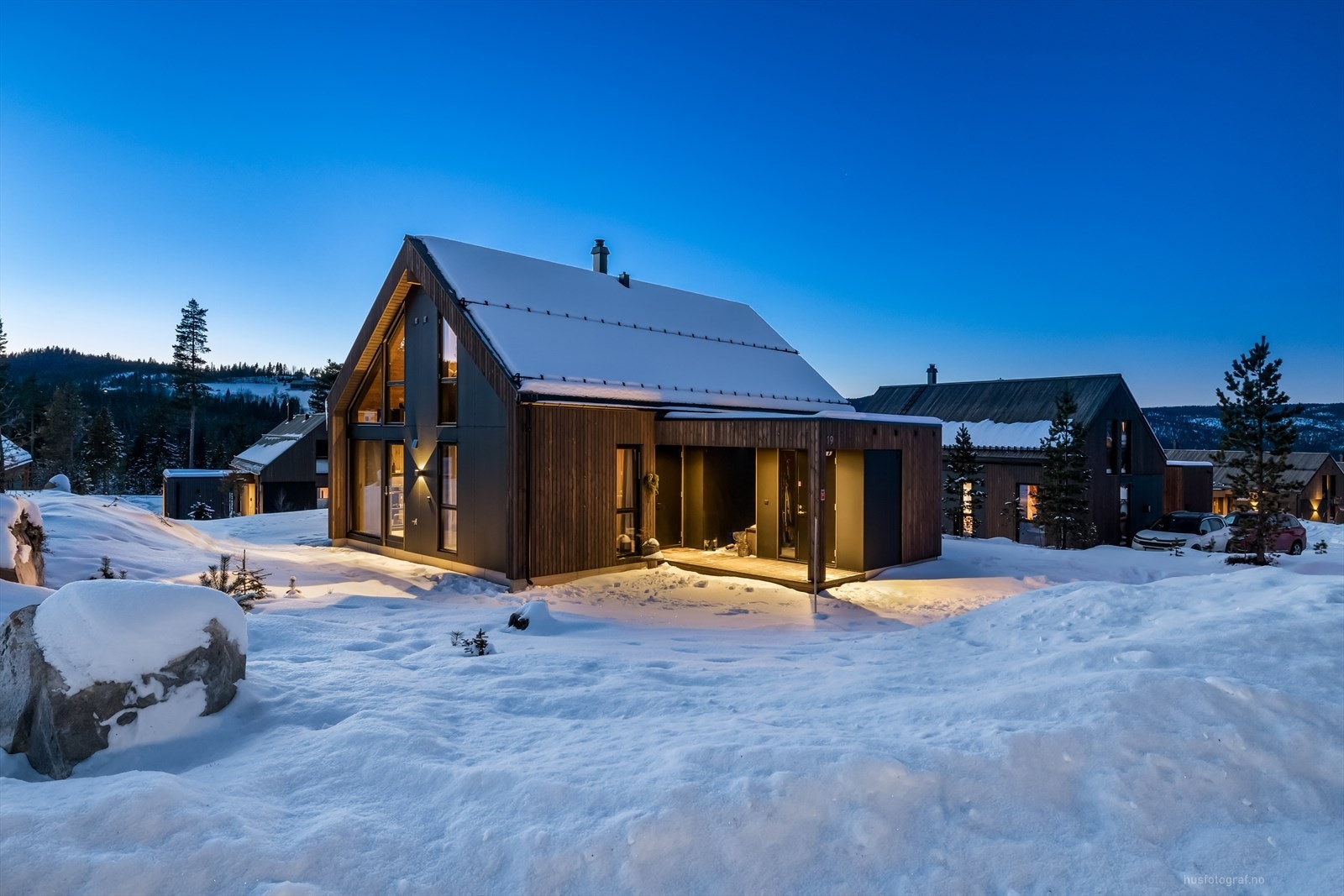 Praktisk tilknyttet utvendig bod ved inngangspartiet. Det er montert elbillader på yttervegg. Galleribilde