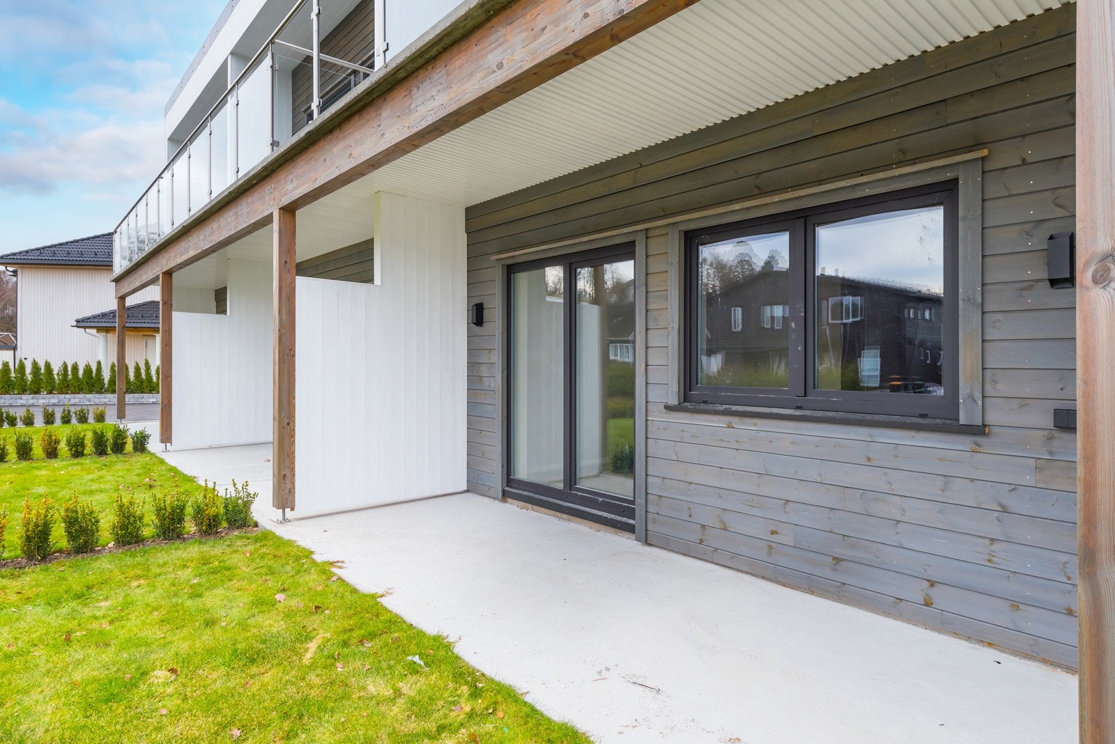 Direkte adkomst ut til platting & hage fra stuen i 1. etg. Galleribilde