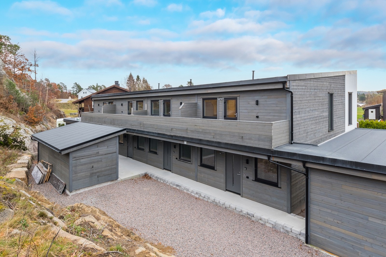 Meget ryddig sameie. Her ser man inngangspartiet som er overbygd med balkong i 2.. etg. Galleribilde