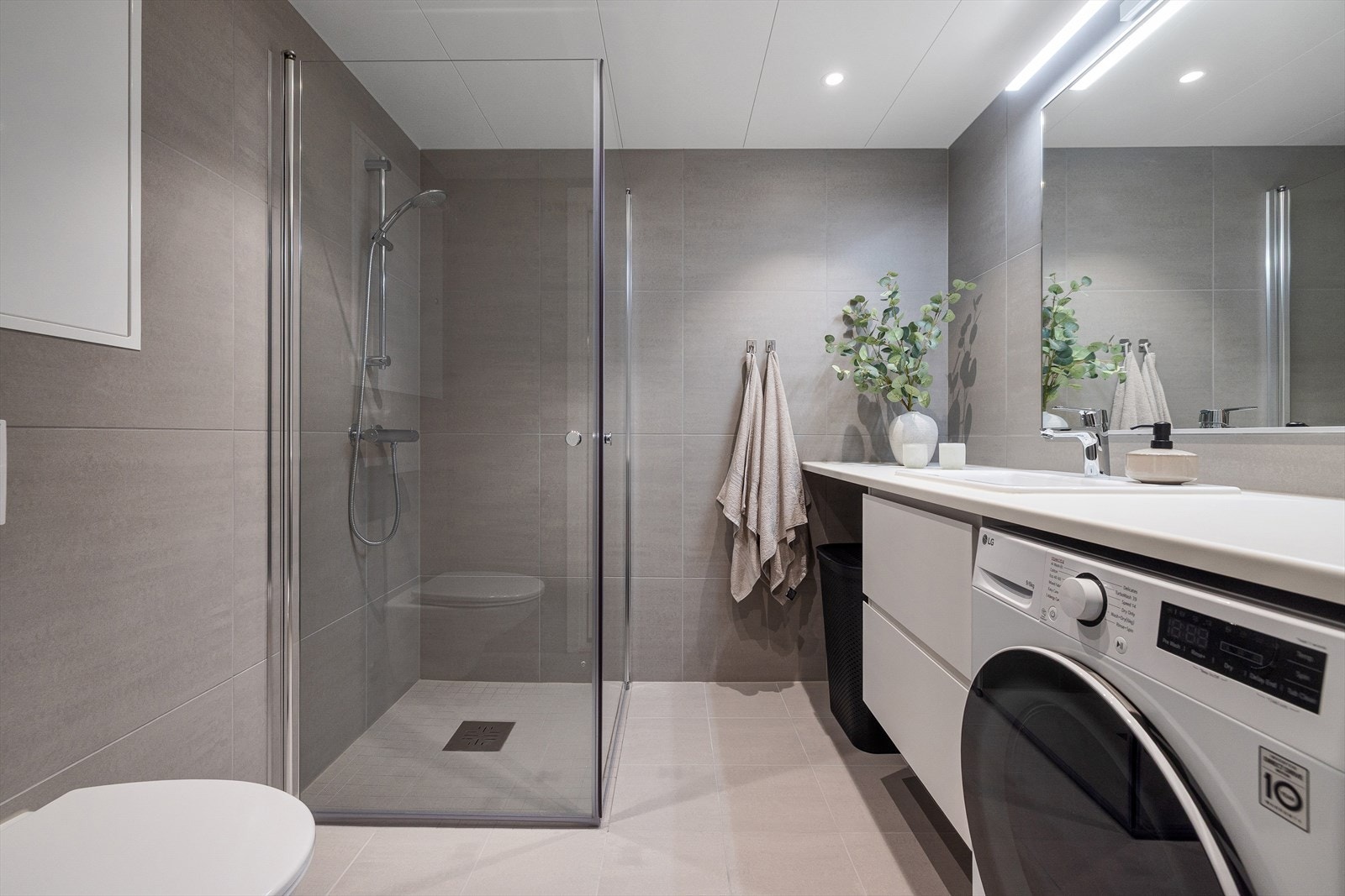 Bad m/vannbåren varme i gulv. Opplegg for vaske-/tørkemaskin. Se salgsoppgave for beskrivelse. Galleribilde