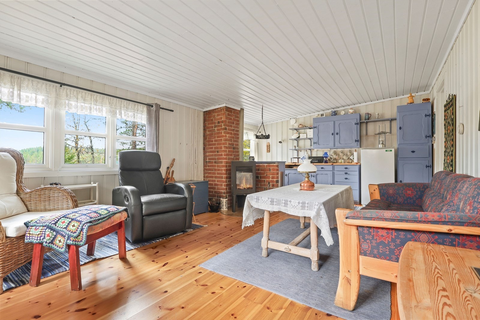 Stue med kjøkkenkrok Galleribilde